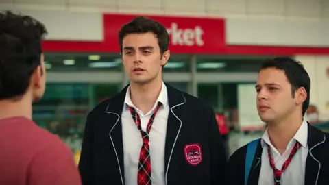 Orhan queda paralítico y los Eren buscan venganza: secuestran a Tolga, pero logra huir Orhan queda paralítico y los Eren buscan venganza: secuestran a Tolga, pero logra huir