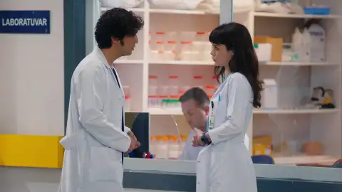 Nazli comunica a Alí su deseo de seguir adelante con el embarazo Nazli comunica a Alí su deseo de seguir adelante con el embarazo