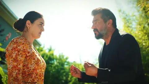 Akif despide a Şengül y ella se enfrenta a él: Eres un hombre cruel" Akif despide a Şengül y ella se enfrenta a él: Eres un hombre cruel"