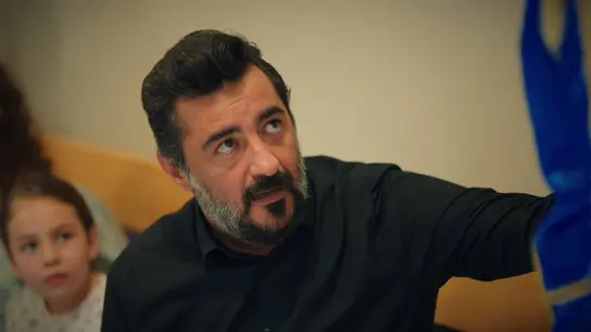 Akif está muy preocupado por su hijo Doruk Akif está muy preocupado por su hijo Doruk