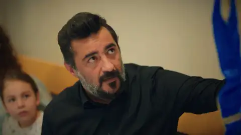 Akif está muy preocupado por su hijo Doruk Akif está muy preocupado por su hijo Doruk