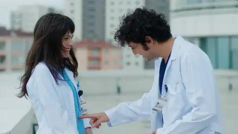 Alí acepta ser padre y le pide a Nazli adelantar la boda Alí acepta ser padre y le pide a Nazli adelantar la boda