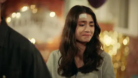 Cemile confiesa a los hermanos Eren que ella robó su dinero Cemile confiesa a los hermanos Eren que ella robó su dinero