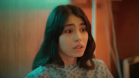 Kadir y Asiye le comunican a Cemile que su hermana ha fallecido en el tiroteo Kadir y Asiye le comunican a Cemile que su hermana ha fallecido en el tiroteo