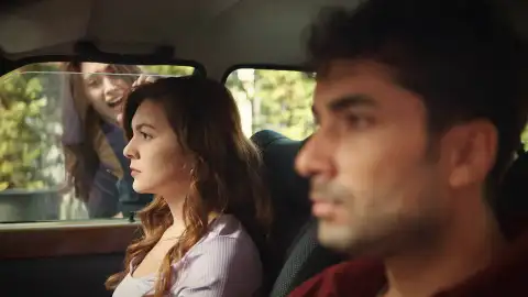 La hermana de Cemile la traiciona huyendo con el dinero de los Eren La hermana de Cemile la traiciona huyendo con el dinero de los Eren