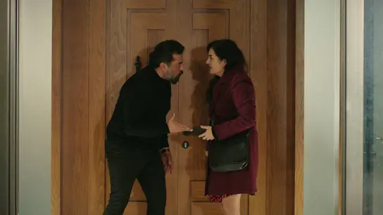 Sengül le pide explicaciones a Akif: "¿Cómo has podido matar a Kadir?" Sengül le pide explicaciones a Akif: "¿Cómo has podido matar a Kadir?"