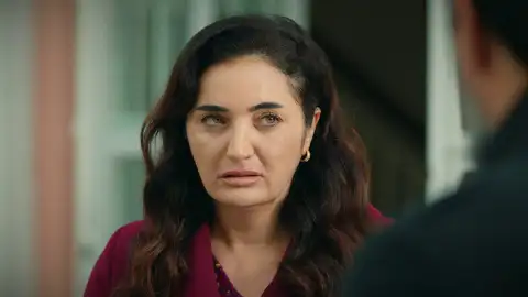 Sengül descubre el vídeo del accidente de Kadir y guarda silencio a cambio de dinero y una casa en propiedad Sengül descubre el vídeo del accidente de Kadir y guarda silencio a cambio de dinero y una casa en propiedad