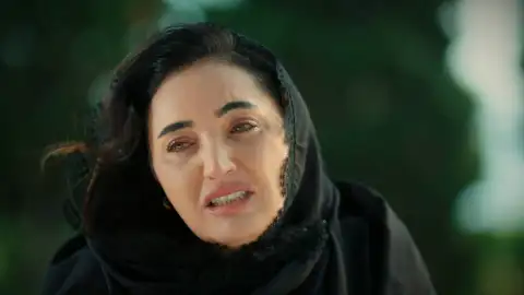 Sengül llora ante la tumba de su sobrino Sengül llora ante la tumba de su sobrino