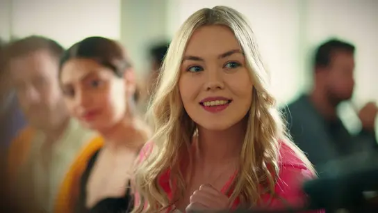 La rivalidad entre Asiye y la amiga de Doruk La rivalidad entre Asiye y la amiga de Doruk