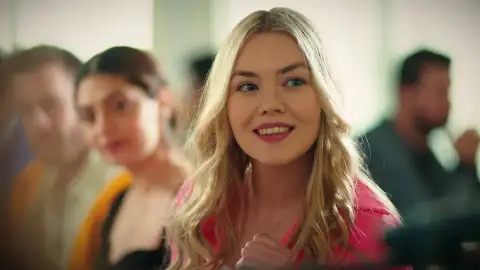 La rivalidad entre Asiye y la amiga de Doruk La rivalidad entre Asiye y la amiga de Doruk