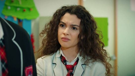 Asiye, al l&iacute;mite: una compa&ntilde;era del colegio coquetea con Doruk y desata sus celos 