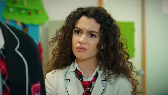 Asiye, al límite: una compañera del colegio coquetea con Doruk y desata sus celos Asiye, al límite: una compañera del colegio coquetea con Doruk y desata sus celos