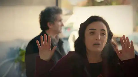 Sengül, abatida al darse cuenta de que no hay forma de recuperar su casa después de la estafa Sengül, abatida al darse cuenta de que no hay forma de recuperar su casa después de la estafa