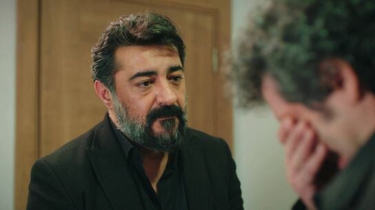 La propuesta de Akif a Orhan: "No presentarás cargos contra Melisa y yo no lo haré contra ti"