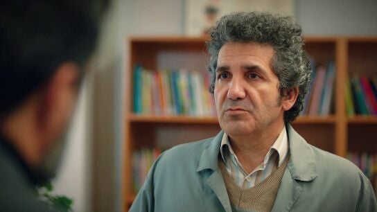 Orhan le comunica a Akif que estafaron a Sengül y perdió la casa