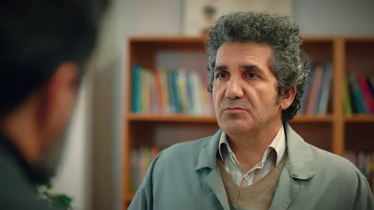 Orhan le comunica a Akif que estafaron a Sengül y perdió la casa Orhan le comunica a Akif que estafaron a Sengül y perdió la casa