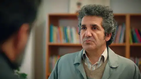 Orhan le comunica a Akif que estafaron a Sengül y perdió la casa Orhan le comunica a Akif que estafaron a Sengül y perdió la casa