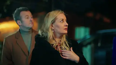 El matrimonio para el que trabaja Asiye se queda de piedra al ver que los Eren viven en un gallinero El matrimonio para el que trabaja Asiye se queda de piedra al ver que los Eren viven en un gallinero