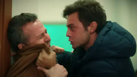 Ömer descarga su ira contra el hombre que disparó accidentalmente a Emel Ömer descarga su ira contra el hombre que disparó accidentalmente a Emel