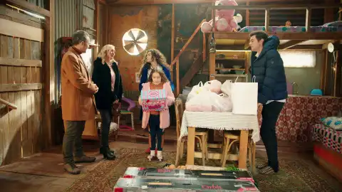 Los Eren reciben regalos del matrimonio para el que trabajaba Asiye Los Eren reciben regalos del matrimonio para el que trabajaba Asiye