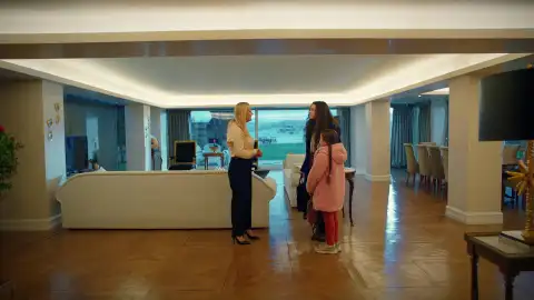 Asiye se lleva a Emel a la casa que va a limpiar Asiye se lleva a Emel a la casa que va a limpiar