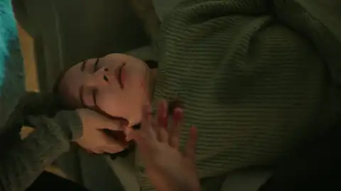 Emel resulta herida de gravedad en la casa donde limpia Asiye y los dueños, arrepentidos, colman a los hermanos de regalos Emel resulta herida de gravedad en la casa donde limpia Asiye y los dueños, arrepentidos, colman a los hermanos de regalos