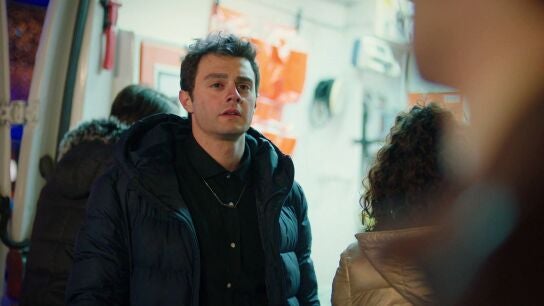 Ömer sospecha que Tolga fue el responsable del incendio 