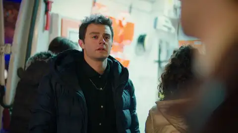 Ömer sospecha que Tolga fue el responsable del incendio Ömer sospecha que Tolga fue el responsable del incendio