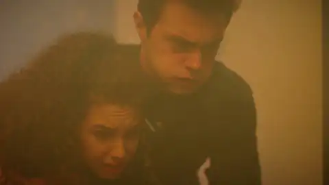 Tolga desata el caos: provoca un incendio y Asiye y Ömer casi mueren atrapados en el incendio Tolga desata el caos: provoca un incendio y Asiye y Ömer casi mueren atrapados en el incendio