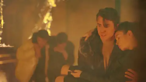 Doruk, Kaan y Oğulcan consiguen salvar a Asiye y Ömer del fuego Doruk, Kaan y Oğulcan consiguen salvar a Asiye y Ömer del fuego