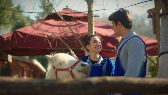 Asiye y Doruk visitan un refugio de animales