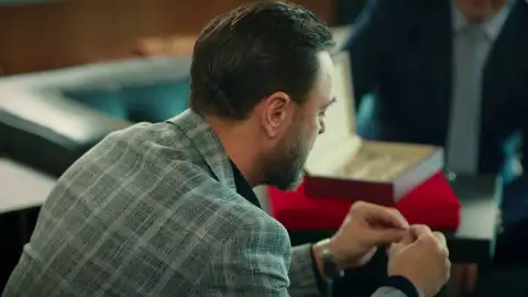 Resul le compra un anillo de compromiso a Suzan Resul le compra un anillo de compromiso a Suzan