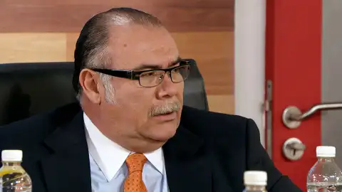 Adriano cree descubrir al culpable del reciente robo al Grupo Imperio, pero se equivoca de persona Adriano cree descubrir al culpable del reciente robo al Grupo Imperio, pero se equivoca de persona