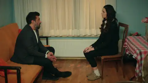 Akif no quiere perder a Suzan ahora que Resul planea pedirle matrimonio Akif no quiere perder a Suzan ahora que Resul planea pedirle matrimonio