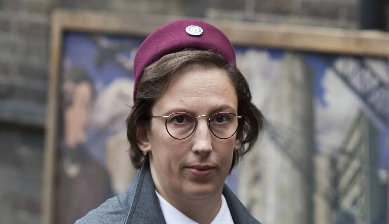 Chummy Browne: la comadrona aristocrática que conquista el East End de Londres con su corazón