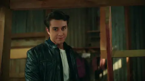 Doruk se alegra al descubrir que Asiye no ha tirado sus regalos Doruk se alegra al descubrir que Asiye no ha tirado sus regalos