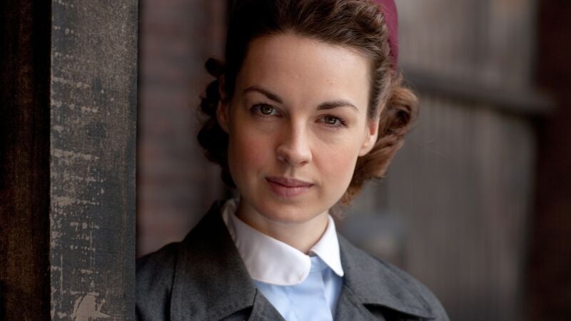 Jenny Lee, la joven enfermera que descubre el sentido de la vida entre partos y la pobreza de los años 50