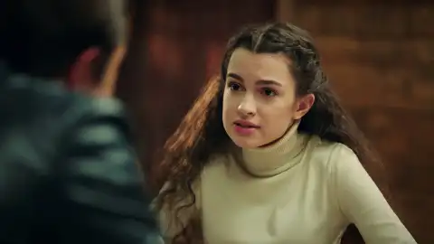 Asiye no puede ocultar sus celos a Özge Asiye no puede ocultar sus celos a Özge