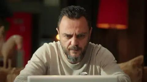 Resul descubre el vídeo en el que Akif empuja a Veli en una obra Resul descubre el vídeo en el que Akif empuja a Veli en una obra