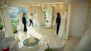 Nebahat se enfurece al enterarse de la boda de Akif y Suzan y acaba rompiendo el vestido de novia equivocado