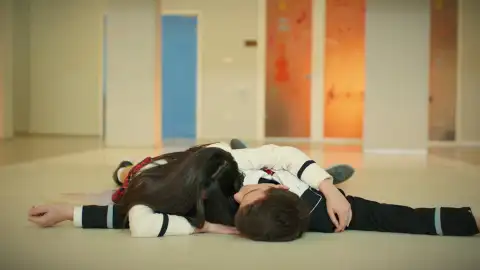 Kaan y Süsen forcejean y acaban cayendo al vacío Kaan y Süsen forcejean y acaban cayendo al vacío