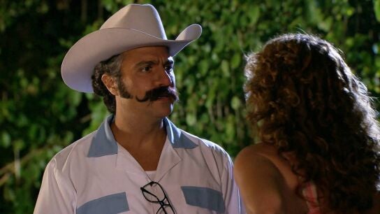 Juan carlos se sincera con Helena: "No quise que Plutarco entrase en tu habitación"