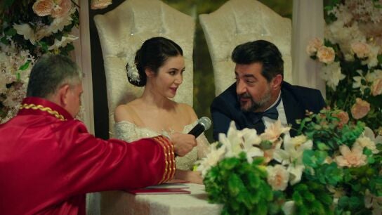 Nebahat intenta sabotear la boda de Akif y Suzan, pero su plan fracasa y la pareja logra casarse