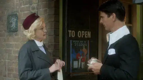 Trixie cara a cara con el presentador de televisión sin saberlo Trixie cara a cara con el presentador de televisión sin saberlo