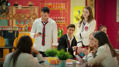 Harika graba un vídeo ridiculizando a Oğulcan Harika graba un vídeo ridiculizando a Oğulcan