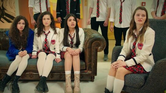&iexcl;Esc&aacute;ndalo en el Ataman! Emir chantajea a Asiye y sus amigas&hellip; y las delata ante la polic&iacute;a