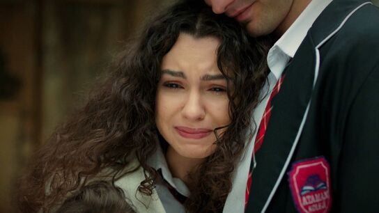 Emel y &Ouml;mer conmueven a Asiye con un detalle inolvidable por el D&iacute;a de la Madre