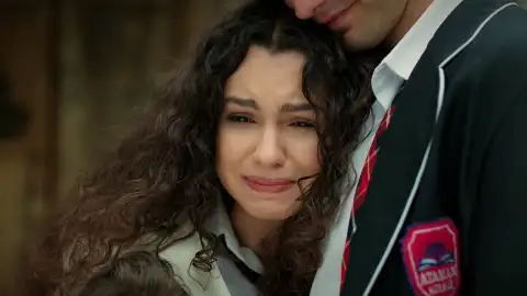 Emel y Ömer conmueven a Asiye con un detalle inolvidable por el Día de la Madre Emel y Ömer conmueven a Asiye con un detalle inolvidable por el Día de la Madre