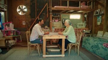 La señora Sevgi irrumpe en la vida de los Eren con un secreto oculto... ¿de qué se trata?