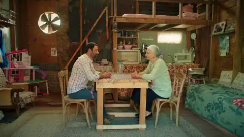 La señora Sevgi irrumpe en la vida de los Eren con un secreto oculto... ¿de qué se trata? La señora Sevgi irrumpe en la vida de los Eren con un secreto oculto... ¿de qué se trata?